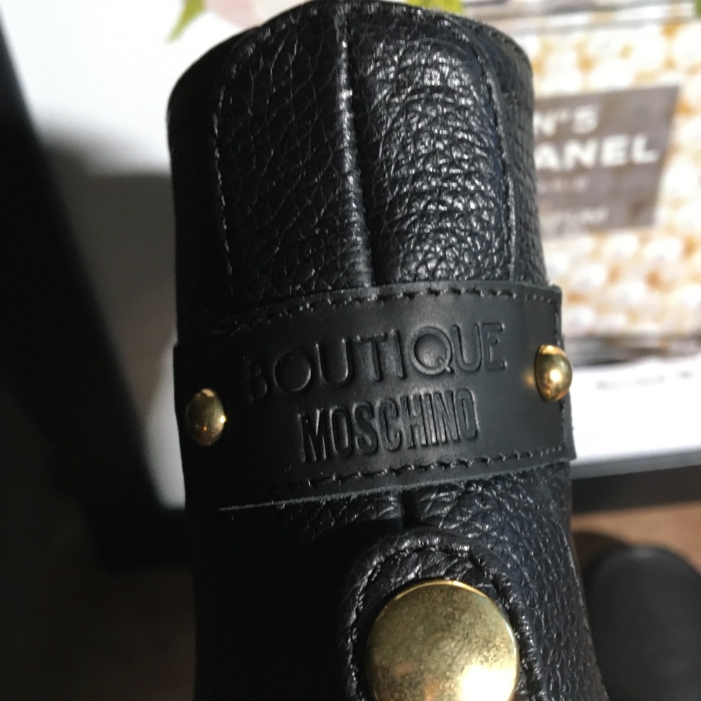 MOSCHINO BOUTIQUE NIB AUTHENTIC VINTAGE BLACK LEATHER & PEARL CHAIN BOOTS - Picture 4 of 16